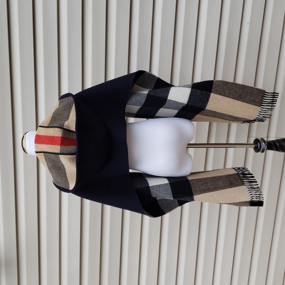 BURBERRY BLACK TO CHECK REVERSIBLE HOODED CAPE PONCHO LARGE SCARF WITH P… - Picture 9 of 12
